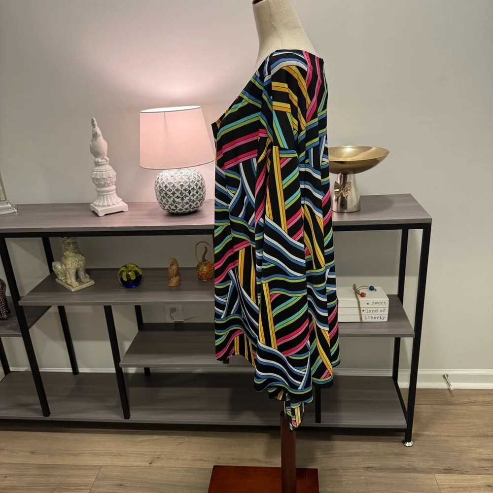 Erica Brooke Collection – Multicolor Geometric Tunic Top (Plus 3X / 26W–28W) - Picture 3 of 8